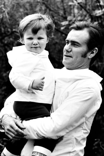 Le prince Henrik de Danemark avec le prince Frederik, dans les années 1970