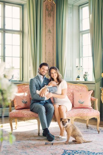 Le prince Alexander de Suède avec ses parents la princesse Sofia et le prince Carl Philip, photo révélée le 13 mai 2016