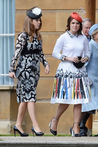 Les princesses Beatrice et Eugenie d&#039;York dans les jardins de Buckingham Palace à Londres, le 24 mai 2016
