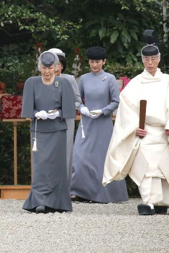 Ce dimanche 3 avril, l'empereur Akihito, accompagné de l'impératrice Michiko, du prince Akishino et de la princesse Kiko, a rendu hommage au premier empereur du Japon Jimmu<br />
, à l’occasion du 2600e anniversaire de sa mort.Chaque dimanche, le Royal Blog de Paris Match vous propose de voir ou revoir les plus belles photographies de la semaine royale.