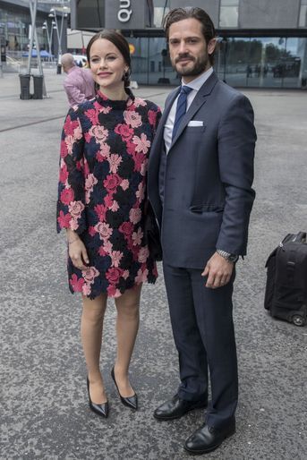 La princesse Sofia, dans une robe & Other Stories, et le prince Carl Philip de Suède à Solna, le 7 mai 2017