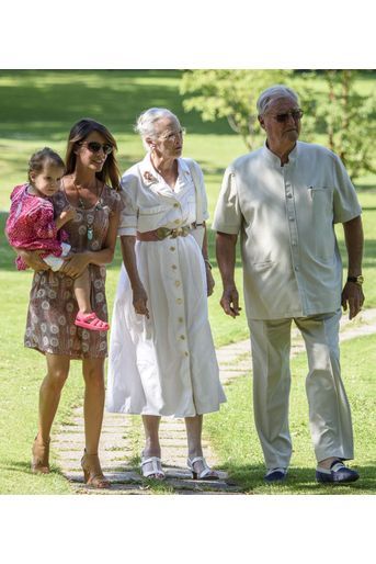 La princesse Athena du Danemark avec sa mère et ses grands-parents, en juillet 2014