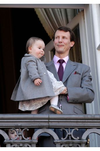 La princesse Athena du Danemark avec son père en avril 2013