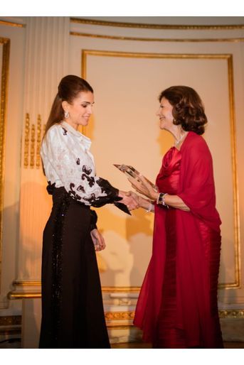 La reine Rania de Jordanie reçoit le prix de la Fondation mondiale pour l'enfance, de la reine Silvia de Suède, le 25 septembre 2015
