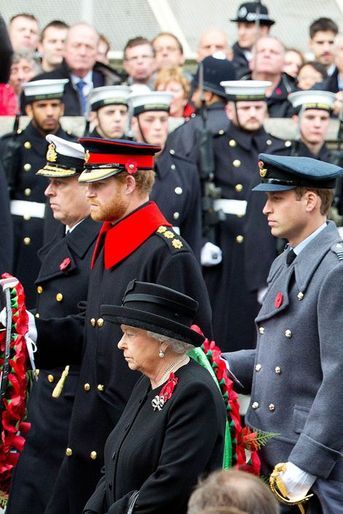 La reine Elizabeth II et les princes Andrew, Harry et William au Cénotaphe à Londres, le 8 novembre 2015