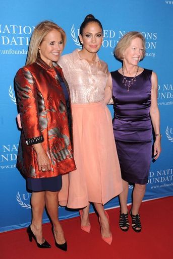 La journaliste Katie Couric (G), Jennifer Lopez (C) et Kathy Calvin, la présidente de la Fondation des Nations Unies.