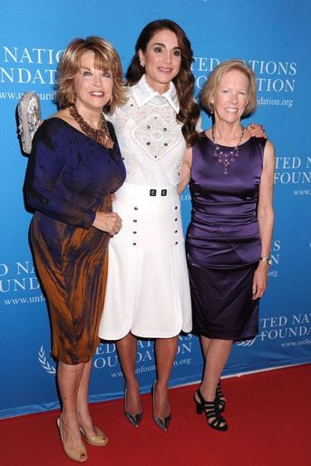Pat Mitchell (G), Rania (C) et Kathy Calvin, la présidente de la Fondation des Nations Unies.