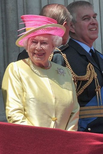 La reine Elizabeth II et le prince Andrew au balcon de Buckingham Palace, le 10 juillet 2015