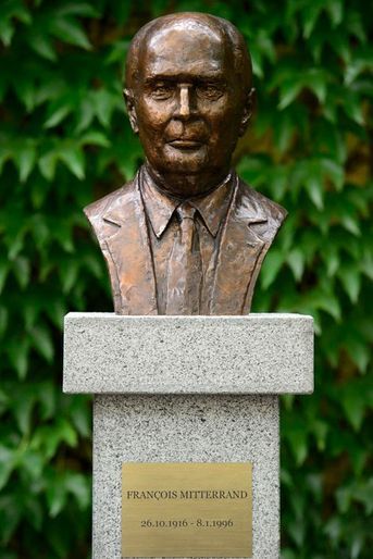 Un buste à l'effigie de François Mitterrand - A Prague