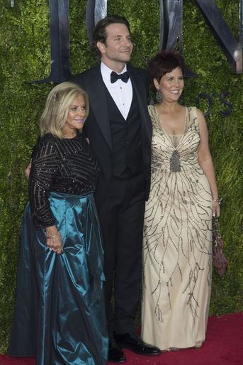  Bradley Cooper aux côtés de sa mère Gloria Campano et sa soeur Holly Cooper
