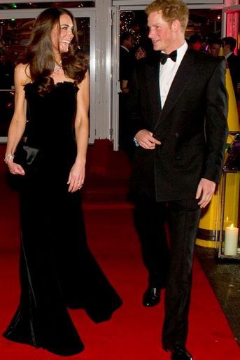 Kate en Alexander McQueen, avec le prince Harry, le 19 décembre 2011
