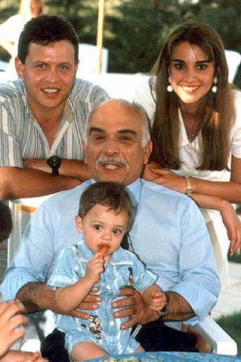 Le prince Hussein avec ses parents et le roi Hussein de Jordanie (photo non datée)