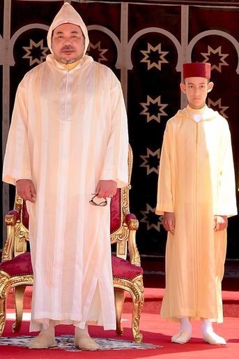 Le roi Mohammed VI du Maroc avec son fils Moulay El Hassan à Rabat, le 30 juillet 2015