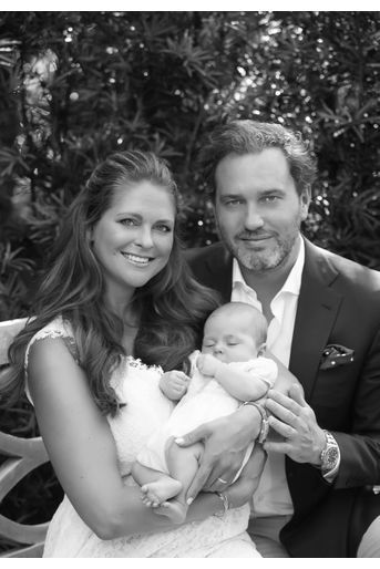 Photo officielle de Leonore avec ses parents la princesse Madeleine et Chris O&#039;Neill