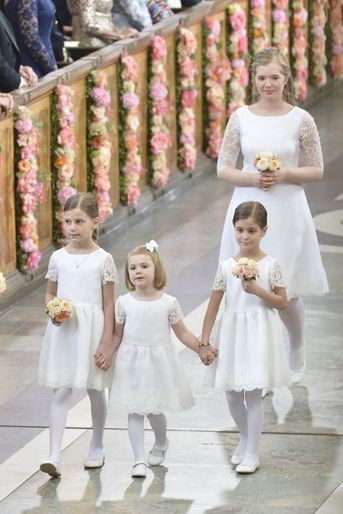 La princesse Estelle de Suède (au centre) parmi les demoiselles d'honneur, le 13 juin 2015