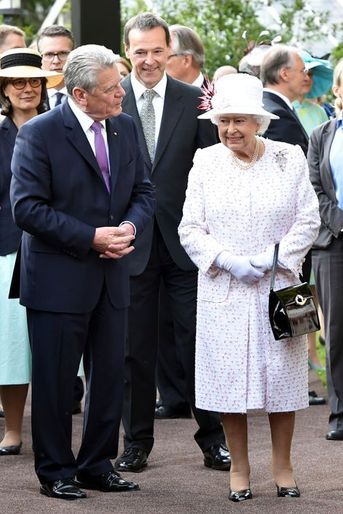 La reine Elizabeth II et le président allemand Joachim Gauck à l'ambassade de Grande-Bretagne à Berlin, le 25 juin 2015