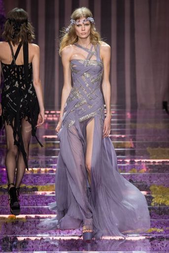Les vestales modernes d'Atelier Versace, à la Fashion week Haute-Couture de Paris