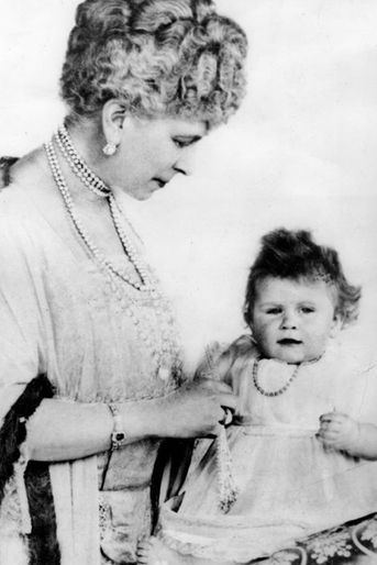 La future reine Elizabeth II bébé avec sa grand-mère la reine Mary