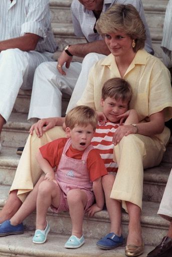 Lady Diana avec William et Harry, le 9 août 1987
