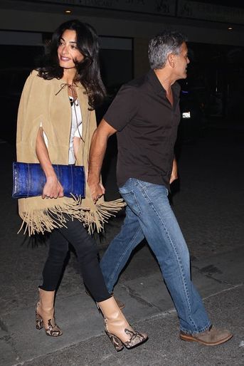 Avec son mari pour une sortie entre amis, Amal Clooney avait revêtu une cape Yves Saint Laurent (3.070 euros), une paire de bottines Gucci (1.495 euros) et un collier Akong London (445 euros). Prix total de la tenue : 5.010 euros.