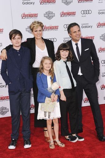 Mark Rufallo, son épouse Sunrise Coigney et leurs trois enfants à Los Angeles le 13 avril 2015