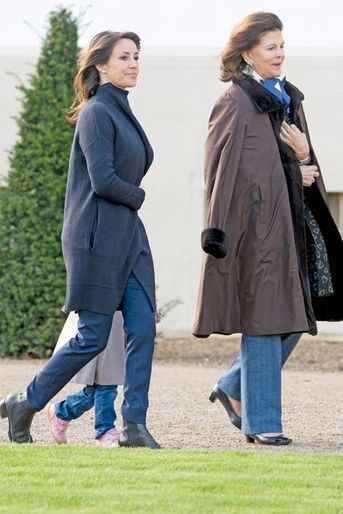 La princesse Marie de Danemark avec la reine Silvia de Suède au palais de Fredensborg, le 16 avril 2015
