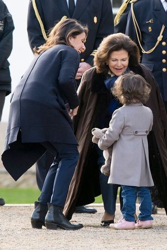 La princesse Marie de Danemark et sa fille Athena avec la reine Silvia de Suède au palais de Fredensborg, le 16 avril 2015