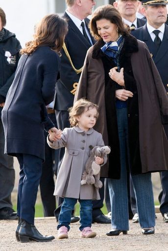 La princesse Marie de Danemark et sa fille Athena avec la reine Silvia de Suède au palais de Fredensborg, le 16 avril 2015