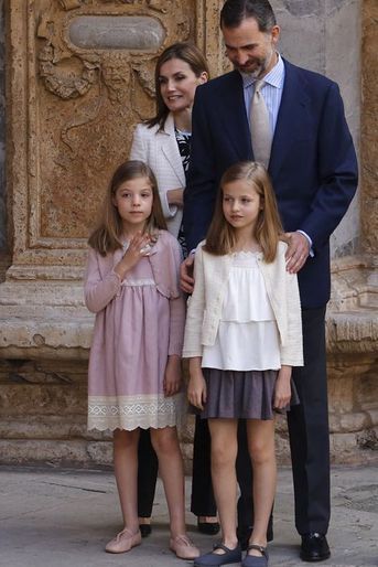 La reine Letizia et le roi Felipe VI d'Espagne avec les princesses Leonor et Sofia à Palma de Majorque, le 5 avril 2015