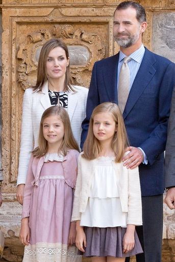 La reine Letizia et le roi Felipe VI d&#039;Espagne avec les princesses Leonor et Sofia à Palma de Majorque, le 5 avril 2015