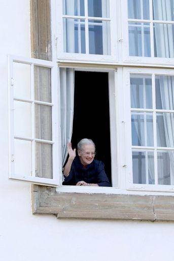 La reine Margerethe II de Danemark à la fenêtre du palais de Fredensborg, le 16 avril 2015