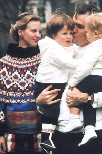 La reine Margrethe II de Danemark avec le prince Henrik et leur deux fils, le 26 octobre 1970