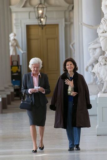 La reine Silvia de Suède avec sa dame de compagnie à Stockholm, le 13 avril 2015