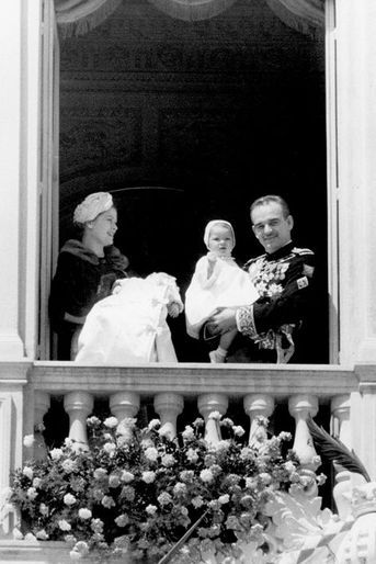 Le prince Rainier III de Monaco au balcon du palais avec la princesse Grace, Caroline et Albert, le 1er avril 1958