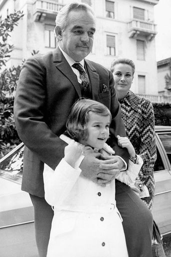 Le prince Rainier III de Monaco avec la princesse Grace et Stéphanie, le 12 mars 1970