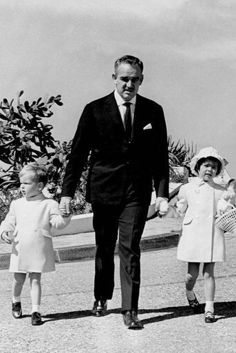 Le prince Rainier III de Monaco avec le prince Albert et la princesse Caroline, le 12 avril 1961