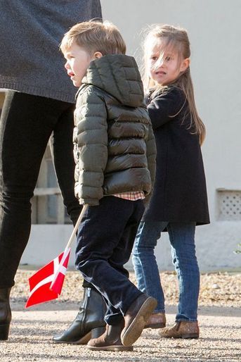 Les jumeaux le prince Vincent et la princesse Joséphine de Danemark au palais de Fredensborg, le 16 avril 2015