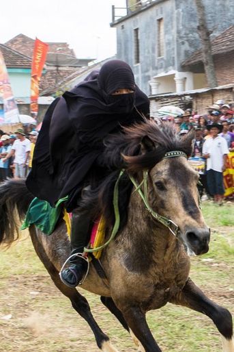 Course de chevaux pour les élèves d&#039;un pensionnat coranique en Indonésie