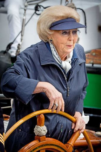 La reine Beatrix des Pays-Bas sur son yacht à Lemmer, le 20 juin 2015