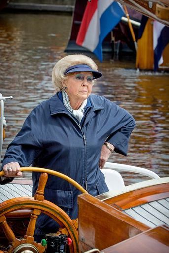 La reine Beatrix des Pays-Bas sur son yacht à Lemmer, le 20 juin 2015