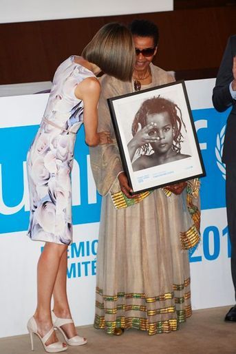 La reine Letizia d'Espagne remet les prix 2015 de l'Unicef à Madrid, le 23 juin 2015