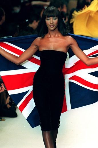 Au défilé Chanel par Karl Lagerfeld pour la collection Automne/Hiver 1994