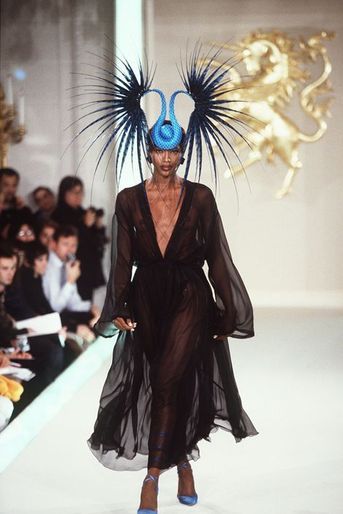 Au défilé Haute Couture Philip Treacy Printemps-Eté 2000 à Paris 