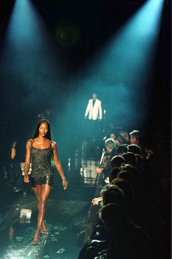 Au dernier défilé Versace pour homme par Giorgio Armani, Automne-Hiver 1999/2000