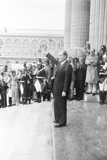 François Mitterrand au Panthéon. Derrière, on aperçoit Lionel Jospin