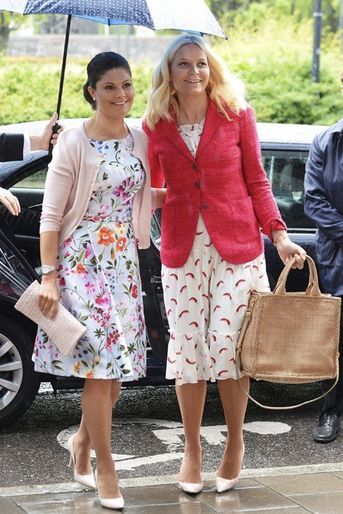 La princesse Mette-Marit de Norvège avec la princesse Victoria de Suède à Stockholm, le 1er juin 2015