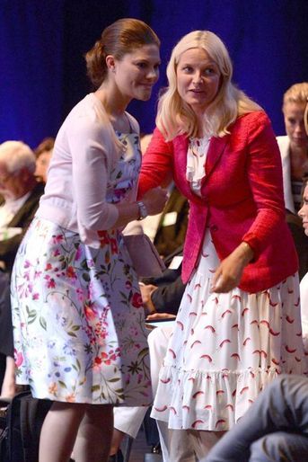 La princesse Mette-Marit de Norvège avec la princesse Victoria de Suède à Stockholm, le 1er juin 2015