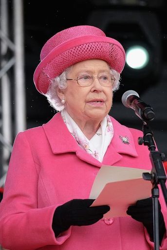 La reine Elizabeth II au château de Richmond, le 2 mai 2015