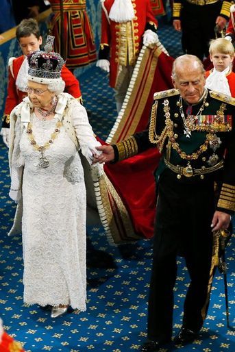 La reine Elizabeth II avec le duc d'Edimbourg au Parlement à Londres, le 27 mai 2015
