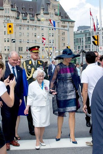 La reine Maxima des Pays-Bas, avec une vétérane de la Seconde Guerre mondiale à Ottawa, le 27 mai 2015
